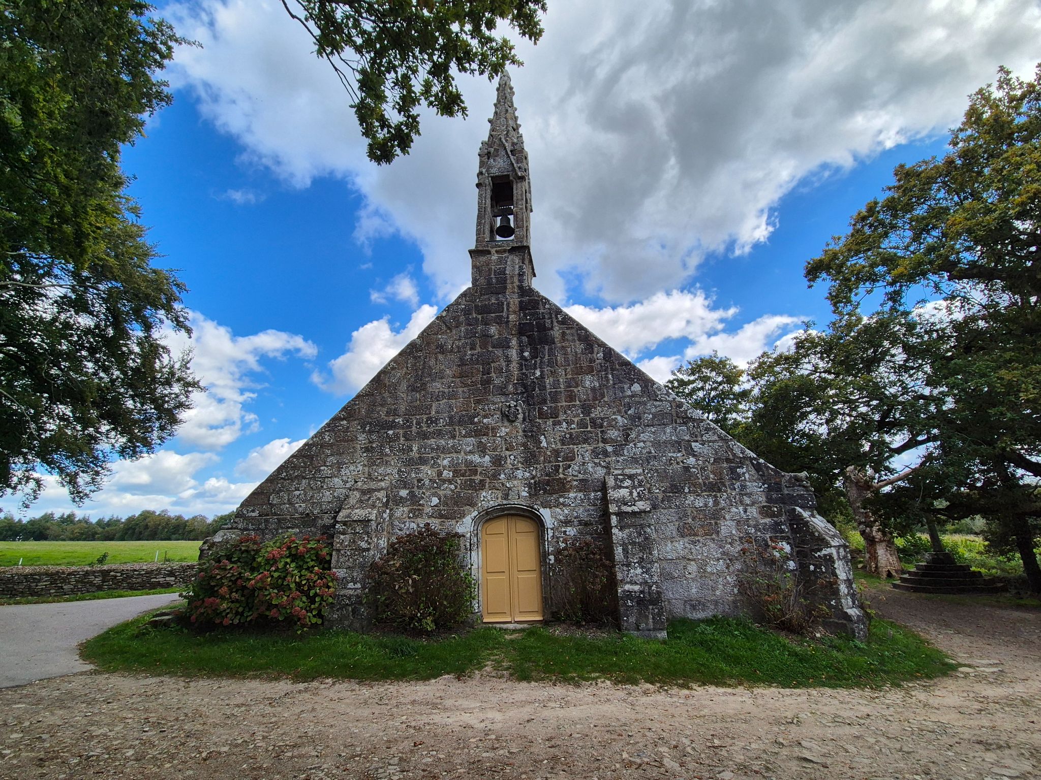 Die Chapelle de Trémalo in Pont-Aven ist eine eine schlichte, romanische Kapelle aus dem 16. Jh., bekannt für sein hölzernes Kruzifix, das Gauguin für sein „Gelbes Christus“-Gemälde inspirierte.